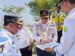 Bupati-TTS-Buce-Lioe-berdiskusi-dengan-staf-saat-meninjau-lokasi-relokasi-korban-bencana.jpg