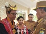 Bupati-TTS-Eduard-Markus-Lioe-bersalaman-dengan-Drs-Jonathan-Nunatonis.jpg