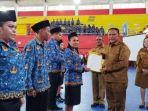 Bupati-TTS-menyerahkan-SK-Pengangkatan-PPPK-Tahap-I.jpg