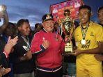 Bupati-TTS-saat-menyerahkan-piala-kepada-tim-Putra-Oebesa-FC.jpg