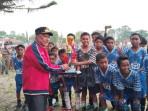 Bupati-TTS-serahkan-pilala.jpg