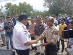 Bupati-TTU-Yosep-Falentinus-Delasalle-Kebo-saat-memberikan-penghargaan.jpg