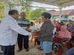 Bupati-Yohanis-Dade-SH-menyerahkan-dana-bantuan-sosial-bagi-modal-usaha.jpg