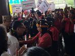 Calon-Gubernur-NTT-Ansy-Lema-disambut-relawan-dan-simpatisan-saat-tiba-di-Bandara-Komodo.jpg