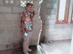 Camat-Elar-Selatan-Herman-Agas-sedang-memantau-kondisi-rumah.jpg