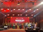 Camat-Kota-Raja-Victor-Reyneer-Therik-foto-bersama-perwakilan-RT-RW-Kel-Naikoten-1.jpg