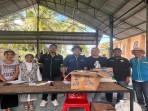 Civitas-akademik-Stiper-Flores-Bajawa-saat-menyerahkan-bantuan-kepada-korban-banjir-Mauponggo.jpg