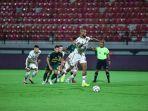 David-da-Silva-mengeksekusi-tendangan-penalti.jpg