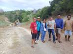 Anggota DPRD Sabu Raijua Bantu Perbaiki Jalan Rusak dengan Dana Pribadi