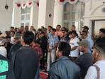 Demonstrasi-bantuan-Seroja-di-halaman-Kantor-Bupati-Kupang-Selasa-14102025.jpg