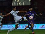 Dimas-Drajad-menendang-bola-ke-arah-gawang-Persik.jpg