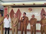 Dr-Andriko-Noto-Susanto-didampingi-Sekda-NTT-Kosmas-Lana.jpg