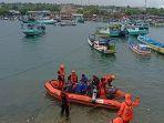 Dua-orang-penyelam-dari-Polair-Polda-NTT-dikerahkan-untuk-membantu-evakuasi.jpg