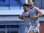Dua-pemain-Persib-Bandung-Marc-Klok-dan-Beckham-Putra-Nugraha.jpg