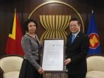 Duta-Besar-Natércia-Cipriano-Coelho-da-Silva-menyerahkan-surat-kepada-Sekjen-ASEAN.jpg