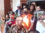 Eks-Kapolres-Ngada-Fajar-Lukman-dikawal-pihak-kepolisian-menuju-mobil-tahanan.jpg