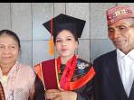 Elfrida-Gentong-Bersama-Kedua-Orang-Tua.jpg