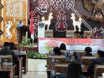 Emi-Nomleni-saat-berpidato-dalam-sidang-paripurna-DPRD-NTT.jpg