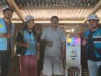 Foto-bersama-Kepala-Desa-Kalamba-dan-petugas-PLN-UP2K-Sumba-disamping-panel-kontrol-PLTS.jpg