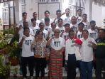 Foto-bersama-Ketum-Pengprov-Perbasi-NTT-dan-Sekum-KONI-NTT-serta-atlet.jpg