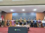 Foto-bersama-launching-Penguatan-Tata-Kelola-Unit-usaha-Poltekkes-Kemenkes-Kupang.jpg