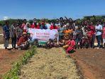 Foto-bersama-saat-kegiatan-menanam-sayuran-dan-edukasi-lingkungan-di-Agrowisata-Desa-Patawang.jpg