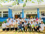 Foto-bersama-usai-tukar-kado-saat-Natal-dan-Tahun-Baru-2024-bersama.jpg