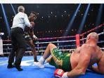 Francis-Ngannou-memukul-jatuh-Tyson-Fury.jpg
