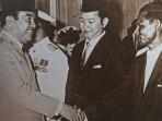 Frans-Seda-dalam-suatu-kesempatan-bersama-Presiden-RI-pertama-Ir-Soekarno.jpg