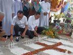 Ganjar-membakar-lilin-di-makam-Uskup-Sensi.jpg