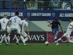 Gelandang-Persib-Bandung-Tyronne-Del-Pino-dikepung.jpg