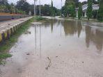 Drainase Mampet Bikin Air Tergenang di Jalan Raya Menuju Bandara Lede Kalumbang Sumba Barat Daya
