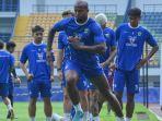 Gervane-Kastaneer-Bela-Persib-Bandung-Lawan-Dewa-United-di-Liga-1-Ini-Harapan-Bojan-Hodak.jpg