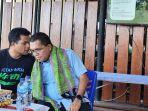 Gesti-Sino-baju-hitam-saat-bersama-dengan-calon-Gubernur-NTT-Melki-Laka-Lena.jpg