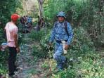 Gotong-Royong-Anggota-DPRD-Matim-Yufentius-Tongkang-Bersama-Warga-Kerja-Bakti-Bersihkan-Jalan.jpg
