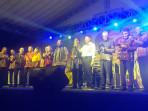 Gubernur-NTT-Emanuel-Melkiades-Laka-Lena-nyanyi.jpg