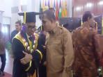 Gubernur-NTT-Melki-Laka-Lena-memberikan-selamat-kepada-rektor-dan-tiga-guru-besar-Undana.jpg