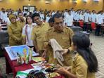 Gubernur-NTT-melihat-produk-produk-hasil-olahan-anak-muda-NTT.jpg