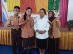 Guru-pendamping-dan-siswa-SMAN-1-Atambua.jpg