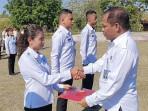 Hariyadi-Maikameng-memberikan-penghargaan-kepada-pegawai.jpg