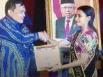 Henny-Taebenu-Siswi-SMA-Negeri-6-Kupang-menerima-penghargaan-LDCC-Awards.jpg