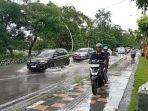 Hujan-lebat-menyebabkan-Geangan-air-setinggi-lutut-di-Jalan-Frans-Seda-Kota-Kupang-NTT.jpg