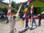 Ida-Hoar-Nahak-bersama-warga-memasang-umbul-umbul.jpg
