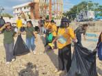 Ikatan-Alumni-Universitas-Terbuka-IKA-UT-Wilayah-Kupang-gelar-bakti-sosial-di-Pantai-Tedys.jpg