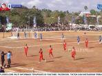 Indra-Tokan-berlari-menuju-bench-pemain-cadangan-dan-official-BMP-FC-Flores-Timur.jpg