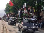 Iring-iringan-kendaraan-sepeda-motor-dan-mobil-mengangkut-massa-pendukung-Paket-Ratu-Angga.jpg