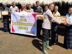 Jajaran-Polsek-Wolowaru-memberikan-bantuan-sosial-berupa-10-paket-sembako.jpg