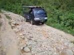Jalan-di-Watuneso-Ende-memprihatinkan.jpg