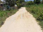 Jalan-tanah-alias-belum-beraspal-menuju-Kantor-Desa-Payola-Umbu-Kecamatan-Loura.jpg