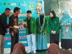 Japarmen-Manalu-memberikan-buku-tabungan.jpg